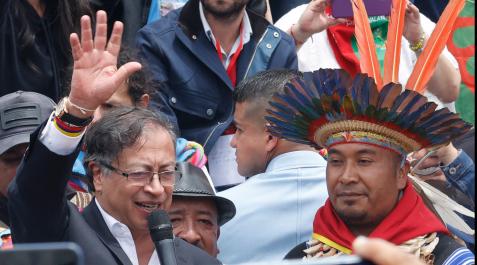petro-indigenas El entrante presidente de Colombia, Gustavo Petro, habla durante una ceremonia de posesión popular y espiritual con indígenas