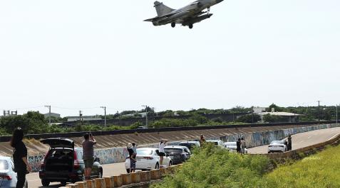 Taiwan La gente observa cómo un avión Mirage 2000-5 de la Fuerza Aérea de Taiwán aterriza en la base aérea de Hsinchu