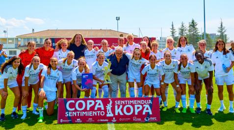 El presidente de Osasuna, Luis Sabalza, y el directivo César Muniain, junto a las jugadoras del Real Madrid Real Madrid