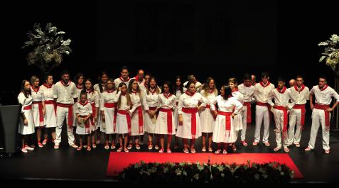 Todos los participantes en el ‘Campeón de campeones’, sobre el escenario del centro cultural de Tafalla Todos los participantes en el ‘Campeón de campeones’, sobre el escenario del centro cultural de Tafalla