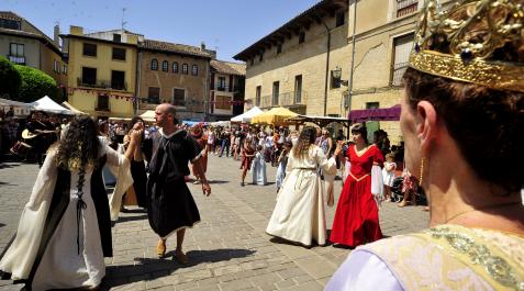 Feria Medieval de Olite La tradición de bailar frente a la reina de la feria medieval de Olite regresó a la programación después de dos años de ausencia.