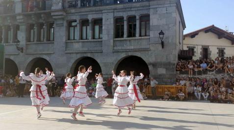 LEITZALos dantzaris txikis del Aurrera realizaron una exhibición de bailes LEITZALos dantzaris txikis del Aurrera realizaron una exhibición de bailes
