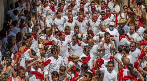 Hombro con hombro y bajo un sol que no dio respiro, las 20 filas de la Pañuelada completaron el recorrido Hombro con hombro y bajo un sol que no dio respiro, las 20 filas de la Pañuelada completaron el recorrido