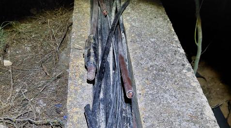 CablesAVE Detalle de uno de los tramos de cable cortados en la línea de alta velocidad afectada