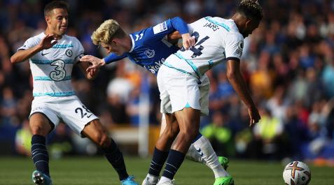 Azpi Azpilicueta y su compañero, James, tratan de frenar al jugador del Everton, Anthony Gordon durante el primer encuentro de la Premier