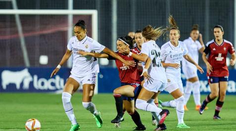 La brasileña Kathellen Sousa conduce el balón, en presencia de Maitane Vilariño y Athenea del Castillo, en el partido del viernes La brasileña Kathellen Sousa conduce el balón, en presencia de Maitane Vilariño y Athenea del Castillo, en el partido del viernes