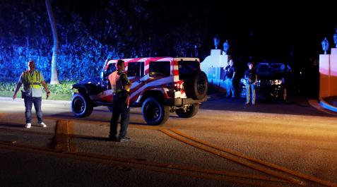 FBI Agentes de policía y del servicio secreto montan guardia a las puertas de la residencia de Donald Trump en Florida durante el registro