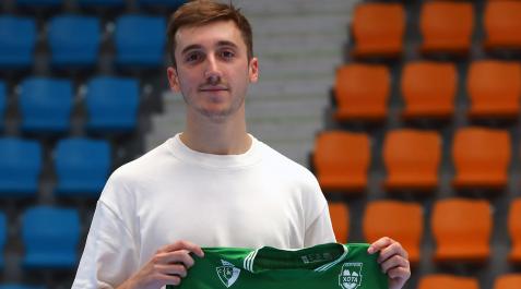 FichajeXota Andrés Sebastián Geraghty, ‘La Pulga’, posa con su nueva camiseta de Osasuna Magna Xota