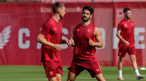 isco-sevilla El centrocampista malagueño del Sevilla Isco Alarcón conversa con Rakitic durante el entrenamiento de este martes en el estadio Sánchez Pizjuán