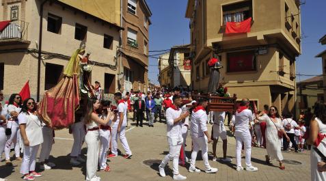 Procesión en Funes Los jóvenes fueron los encargados de portar a las imágenes de Santiago Apóstol y de la Virgen de Portegado
