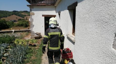 Incendio en Astiz Larraun Bomberos del parque de Cordovilla en el domicilio afectado