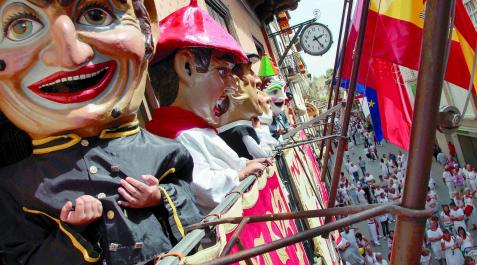 Los cabezudos de la comparsa de Sangüesa, en el balcón municipal en la despedida de fiestas de 2019 Los cabezudos de la comparsa de Sangüesa, en el balcón municipal en la despedida de fiestas de 2019