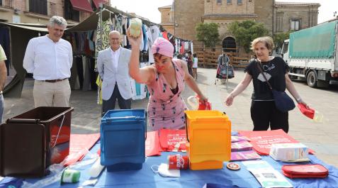 mercadillo-sesma-residuos El gerente del Consorcio de Residuos, Fernando Mendoza, y el consejero de Cohesión Territorial, Bernardo Ciriza, en la actuación teatralizada organizada en el mercadillo de Sesma para sensibilizar de forma lúdica sobre la prevención de residuos