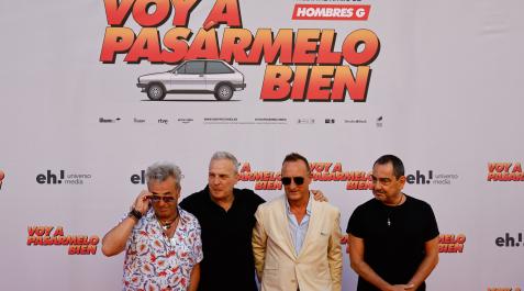 hombres-g-pasarmelo-bien Los integrantes del grupo Hombres G, David Summers, Rafa Gutiérrez, Javier Molina (d) y Daniel Mezquita , posan para los fotógrafos durante el estreno de la película 'Voy a pasármelo bien'