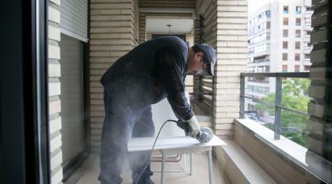 Una de las personas encargadas en las obras de mejora en los apartamentos para personas mayores Txoko Berri, en el barrio de San Juan Una de las personas encargadas en las obras de mejora en los apartamentos para personas mayores Txoko Berri, en el barrio de San Juan