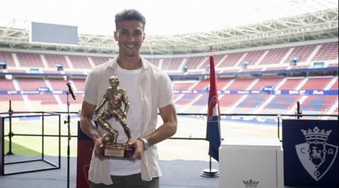 Lucas Torró recibe el Trofeo Veteranía de manos de la A. D. Osasuna Veteranos Lucas Torró recibe el Trofeo Veteranía de manos de la A. D. Osasuna Veteranos