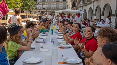Familias y cuadrillas asistieron a la comida que tuvo lugar en la plaza de Santiago Familias y cuadrillas asistieron a la comida que tuvo lugar en la plaza de Santiago