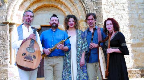 Los componentes de Zorongo, junto a la ermita de Badostáin Zorongo