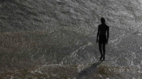 Un joven se refresca en el río Arga de Pamplona, en la zona de la pasarela de la Magdalena Un joven se refresca en el río Arga de Pamplona, en la zona de la pasarela de la Magdalena