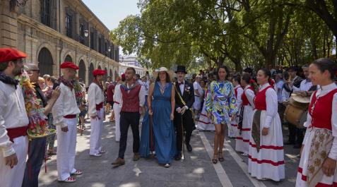fiesta calle san lorenzo El peculiar cortejo de San Lorenzo se dirige al lanzamiento del Chupinazo