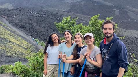 navarros-voluntariado-guatemala De izquierda a derecha, Belén, Laura, Carolina, Sharon (gerente de la Fundación) y Marcos, en una excursión por la zona.