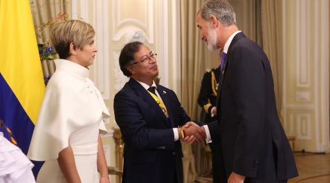 felipeVI-petro El Rey Felipe VI saluda al presidente de Colombia, Gustavo Petro, en su investidura