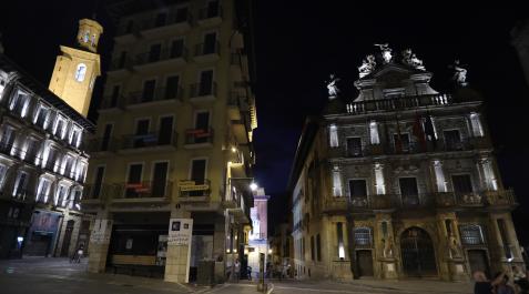 El Ayuntamiento de Pamplona iluminado ayer por la noche. El Ayuntamiento de Pamplona iluminado ayer por la noche.
