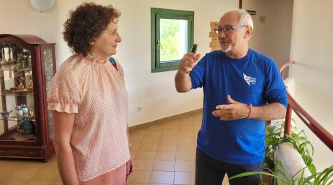 MAEZTU-COMUNIDAD-TRAPEROS La consejera Maeztu atiende las explicaciones del director de la Fundación Traperos de Emaús en Navarra, José María García Bresó