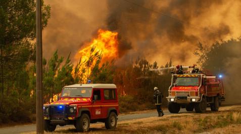 incendio-francia Bomberos franceses combaten un incendio forestal en Belin-Beliet, en la región de Gironda, en el suroeste de Francia