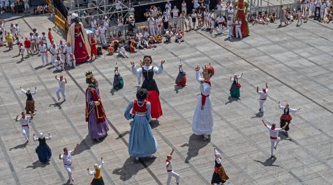 Los dantzaris de Ibai Ega bailan la jota junto a los gigantes Los dantzaris de Ibai Ega bailan la jota junto a los gigantes