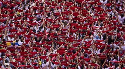 Sanfermines Pañuelos en alto a la espera del chupinazo el 6 de julio. Una explosión festiva que recorre Navarra durante todo el verano.