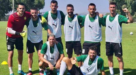 Oier Sanjurjo, a la derecha de pie, en un entrenamiento Oier Sanjurjo, a la derecha de pie, en un entrenamiento