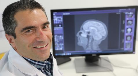 Manuel Murie Manuel Murie Fernández, frente a un ordenador con la imagen de un cerebro, en su consulta de la Clínica San Miguel de Pamplona, donde es el jefe del Servicio de Neurología. También imparte clases de Medicina en la UPNA.