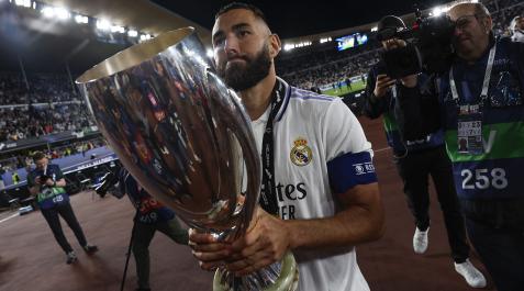 Karim Benzema sostiene la Supercopa de Europa tras vencer al Eintracht en la final de Helsinki