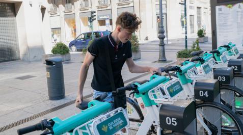 Un usuario del servicio de bicicletas eléctricas inicia un viaje desde la base de Carlos III Un usuario del servicio de bicicletas eléctricas inicia un viaje desde la base de Carlos III