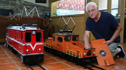 Severino Severino Fernández, con dos de las últimas locomotoras que ha diseñado y montado a escala.