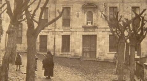 La fachada de la Inclusa a la Cuesta del Palacio La fachada de la Inclusa a la Cuesta del Palacio