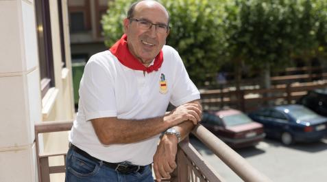 Mariano Herrero se apoya en la barandilla del balcón del ayuntamiento Mariano Herrero se apoya en la barandilla del balcón del ayuntamiento