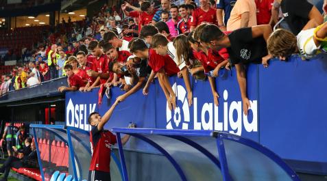 Después del partido del viernes, Aimar Oroz estuvo varios minutos saludando a decenas de seguidores rojillos que estaban en la grada