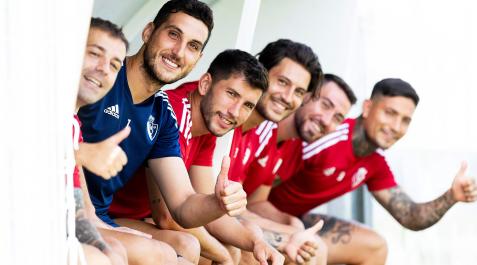 Osasuna BUEN ROLLO. Rubén Peña, Sergio Herrera, David García, Juan Cruz, Moi Gómez y Chimy Ávila, sonrientes ayer en Tajonar después del gran triunfo conseguido unas horas antes contra el Sevilla