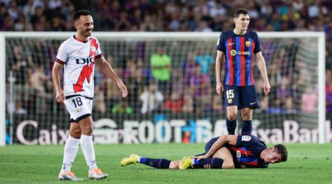 BarRay Robert Lewendowski se duele en el suelo ante el rayista Álvaro García