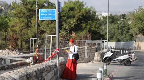 jerusalén Una mujer saca una fotografía en el lugar donde ha tenido el ataque
