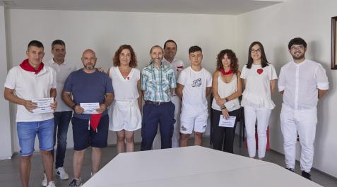 Burlada Ganadores de los concursos de carteles y fotografía, con la alcaldesa, Ana Góngora y algunos ediles. El primero por la izquierda, Oskar Montero, autor del cartel ganador.