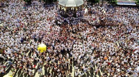 Tafalla Homenajes y ambiente en el cohete de inicio de las fiestas 2022 en Tafalla