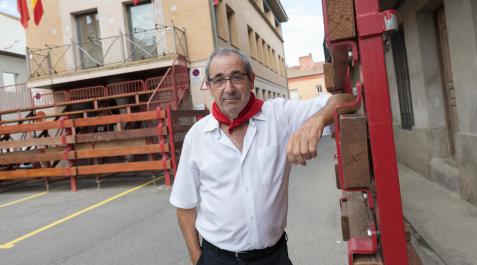 Gustavo Rodríguez se apoya en una de las vallas de la plaza con el ayuntamiento de fondo Gustavo Rodríguez se apoya en una de las vallas de la plaza con el ayuntamiento de fondo