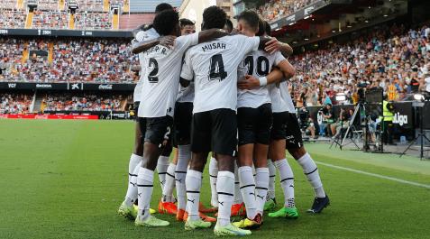 Los jugadores del Valencia celebran el tanto anotado por Carlos Soler de penalti que sirvió para lograr el triunfo contra el Girona