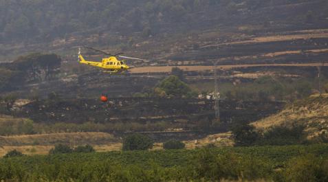 Incendio en el Moncayo Un helicóptero participa en las labores de extinción del fuego