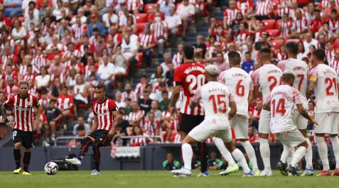 Athletic Álex Berenguer toca en corto para el golpeo de Iker Muniain durante el encuentro de San Mamés contra el Mallorca