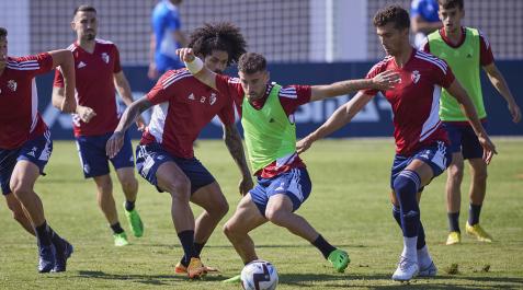 OsasunaTajonar Aridane y Torró presionan a Kike Barja durante el entrenamiento de este lunes en Tajonar