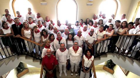 Homenajeados en Fiestas de Tafalla Las personas y colectivos homenajeados posaron tras el acto en las escaleras del Ayuntamiento de Tafalla con los corporativos